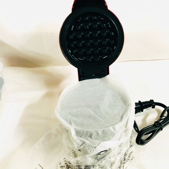 Dash MultiMaker Mini Waffle Maker System with 6 Removeable Holiday Plate Storage - Picture 6 of 10